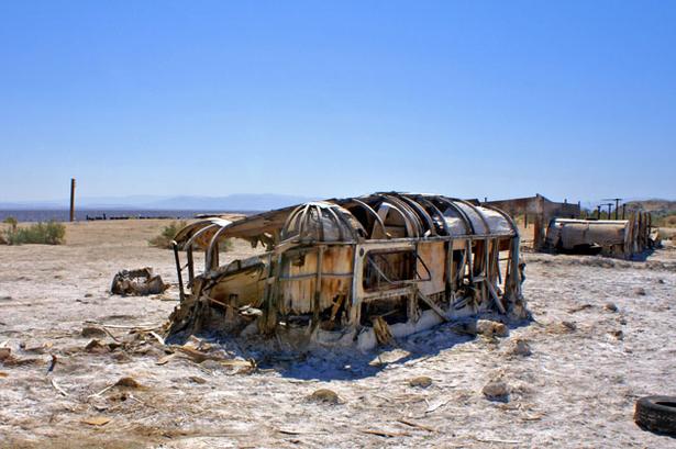 Den californiske Bombay Beach, der ligger ved søen Salton Sea, var et samlingssted for feriefolk omkring 1950'erne, der nød solen, svømmede og stod på vandski. Sådan er det ikke længere. I dag er stedet svøbt i en stank af brændstof og døde fisk. På stranden ligger grønne og ildelugtende alger. Stranden blev ødelagt af flere ting; Spildevand blev i 1970'erne udledt fra omkringliggende gårde og ud i søen, og området var udsat for oversvømmelser. Vandet blev meget saltholdigt, og iltmangel slog fisk i søen ihjel, og de døde kroppe blev skyllet op på land, hvor de lå og rådnede under den californiske sol. 