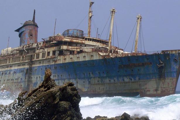 Fortidens storhed er falmet og ligger ud for den kanariske ø Fuerteventura. Skibet SS America blev sat i drift i 1939 og var USA's søfartsindustris stolthed. Det  fragtede passagerer rundt i verden, både som krydstogt- og passagerskib men også soldater under Anden Verdenskrig. I dag er der dog ikke andet tilbage end skroget, og det kan man se, hvis man stiller sig på stranden Playa de Garcey på den, hvor SS America har ligget siden 1993. I 2007 kollapsede en del af skibet, og det brækkede herefter i to dele. Kun dele af det er synligt i dag ved lavvande. 