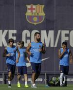 nytilmeldt. Arda Turan (midt) har kun fået lov at træne med Barcelona, siden han blev hentet til klubben for et halvt år siden. Men nu er transferforbuddet mod Barcelona blevet løftet. 