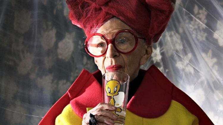 Stilikon. 94-årige Iris Apfel må være verdens ældste model. Dertil er hun en yderst vidende kultur- og modekender og en bramfri dame med en pragtfuld selvironi. 