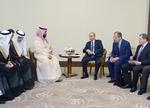 Trods stærk uenighed om Syrien har Rusland og Saudi-Arabien opretholdt relativt gode forbindelser. Her den saudiske forsvarsminister, prins Muhammed, på besøg i den russiske sortehavsby Sotji i oktober. 