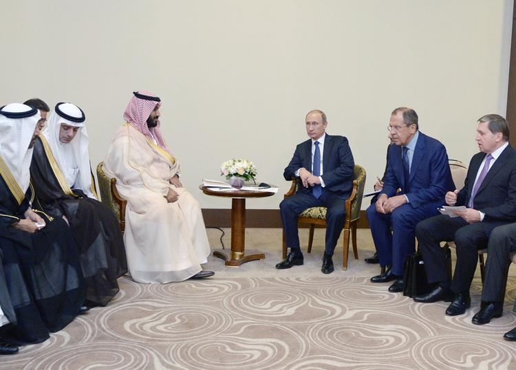 Trods stærk uenighed om Syrien har Rusland og Saudi-Arabien opretholdt relativt gode forbindelser. Her den saudiske forsvarsminister, prins Muhammed, på besøg i den russiske sortehavsby Sotji i oktober. 