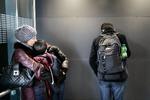 Strandet. En iransk familie sad i dag Københavns Lufthavn i Kastrup i mere end otte timer, inden de gik ud i vinterkulden for at finde en alternativ vej til Sverige. For de vil over Øresund. 