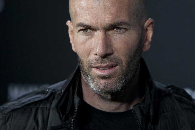 Tilbage. Efter en imponerende karriere i den hvide trøje vender Zinedine Zidane tilbage til Santiago Bernabeu i en ny rolle. 