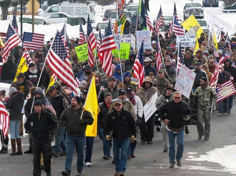 Protest. Demonstranter marcherer til støtte for de to mænd – Dwight og Steven Hammond – der har fået deres straffe forlænget med yderligere 4 år. Foto: Les Zaitz/The Oregonian/AP 