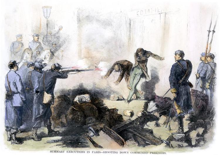 Kommunistiske fanger henrettes i Paris 1871. Farbelagt gravering fra en samtidig amerikansk avis. 1871. Pariserkommunen byggede blandt andet på anarkistiske og socialistiske ideer. 