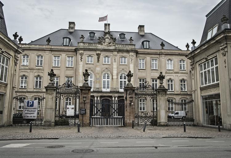 Fest. Det var her i Odd Fellow Palæet, festen fandt sted. Fra Palækontoret understreges det, at man ikke havde noget med afviklingen af den kaotiske fest at gøre. Det var en gruppe af freelance-festarrangører, der havde lejet sig ind i palæet. 