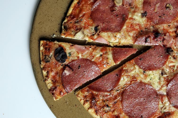 Grøntsag? 'Fed Up' argumenterer imod, at en fedmeepidemi blandt børn især i USA er forældres og børns egen skyld. For eksempel figurerer pizzaer som grøntsager i en amerikansk statistik, fordi de indeholder tomatpuré. 