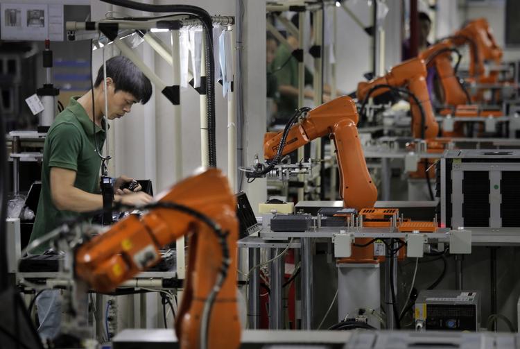 Der bliver færre kinesere og flere robotter i den kinesiske industri, som store dele af verden er afhængig af, for at få produceret varer. Flere virksomheder er begyndt at kigge andre steder hen, for at finde alternativer. 