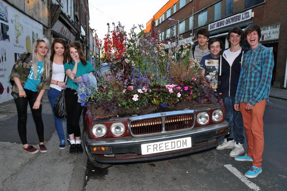Alt kan ske under Freedom Festival i september og oktober. Her en Jaguar omformet til blomsterbed. 
