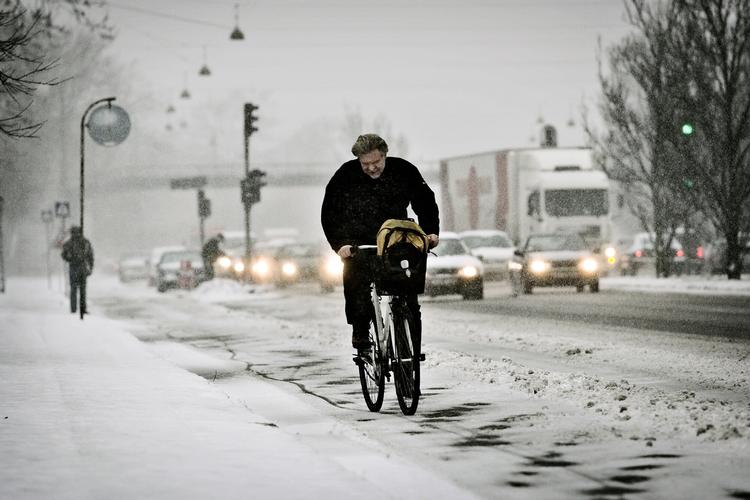 Koldt. Vinteren slår hårdt i disse dage, og mens nogen elsker sne og frost, gruer mange frossenpinde for de kommende måneder. Politiken guider til, hvordan man bedst undgår at fryse bagdelen i laser i januar og februar. 