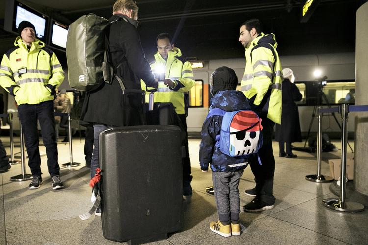 Kontrol. Siden mandag har passagerer i Kastrup, som ville rejse videre til Sverige, skulle fremvise gyldig billedlegitimation for at fortsætte. 