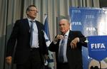 Anklaget. Valcke (tv) risikerer op til ni års fravær fra alle fodboldaktiviteter, hvis det står til den etiske komité, der allerede har udelukket Blatter (th) i otte år. 
