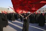 Protest. En iransk kvinde vifter med et flag, hvor der står: ’Død over Amerika og vi vil aldrig acceptere ydmygelse’. Saudi-Arabiens henrettelse af en shiamuslimsk præst lørdag har vakt vrede i Iran og skabt spændinger i en konflikt, der rækker langt ud over de to lande. 