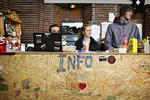 Forvirring. De frivillige står mange timer hver dag i forhallen på banegården - klar til at hjælpe de mange flygtninge 