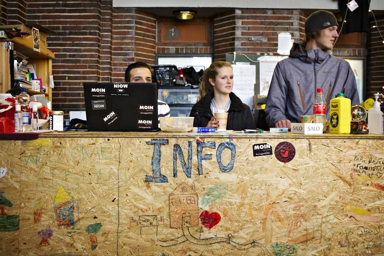 Forvirring. De frivillige står mange timer hver dag i forhallen på banegården - klar til at hjælpe de mange flygtninge 