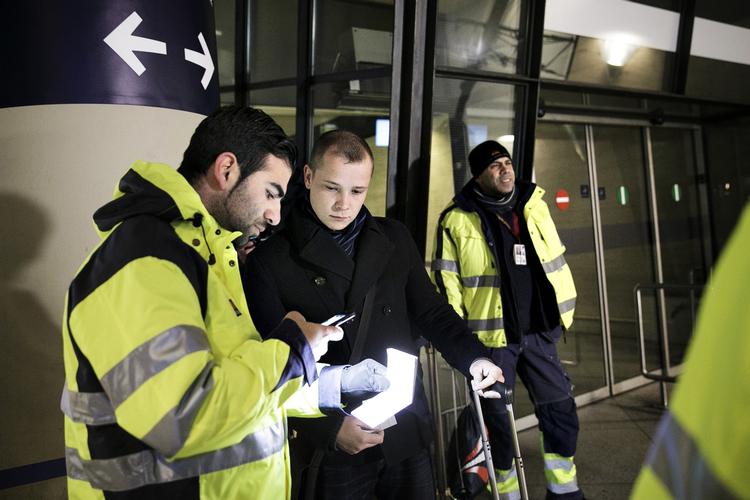 Kontrol. Private sikkerhedsvagter fra Securitas fotograferer id-papirer og pas på perronen i Kastrup Lufthavn. DSB vil gemme en kopi af id-kortene i op til 30 dage. 