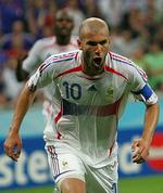 kæmpeopgave. Trods et par temperamentsfulde nedsmeltninger på banen, har Zinedine Zidane formået at skabe et billede af sig selv som både en af fodboldens største spillere og en sympatisk og ydmyg person. 