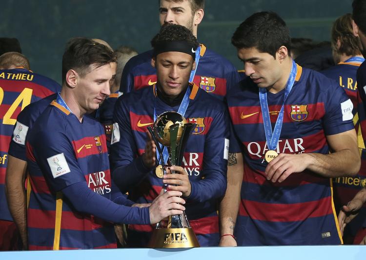 Konger. Luis Suarez scorede 5 ganeg i 2 kampe ved sidste måneds klub-VM i Japan, men på listen over verdens højest vurderede spillere  mest er han noget mindre værd end de to herrer til venstre for ham. 