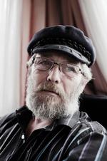 Udenfor. I 2013 fik Flemming Bach tildelt en førtidspension grundet PTSD og epilepsi. Tidligere har han været skibskok, sæsonarbejder, skærsliber, vagabond og bodegaguitarist. 