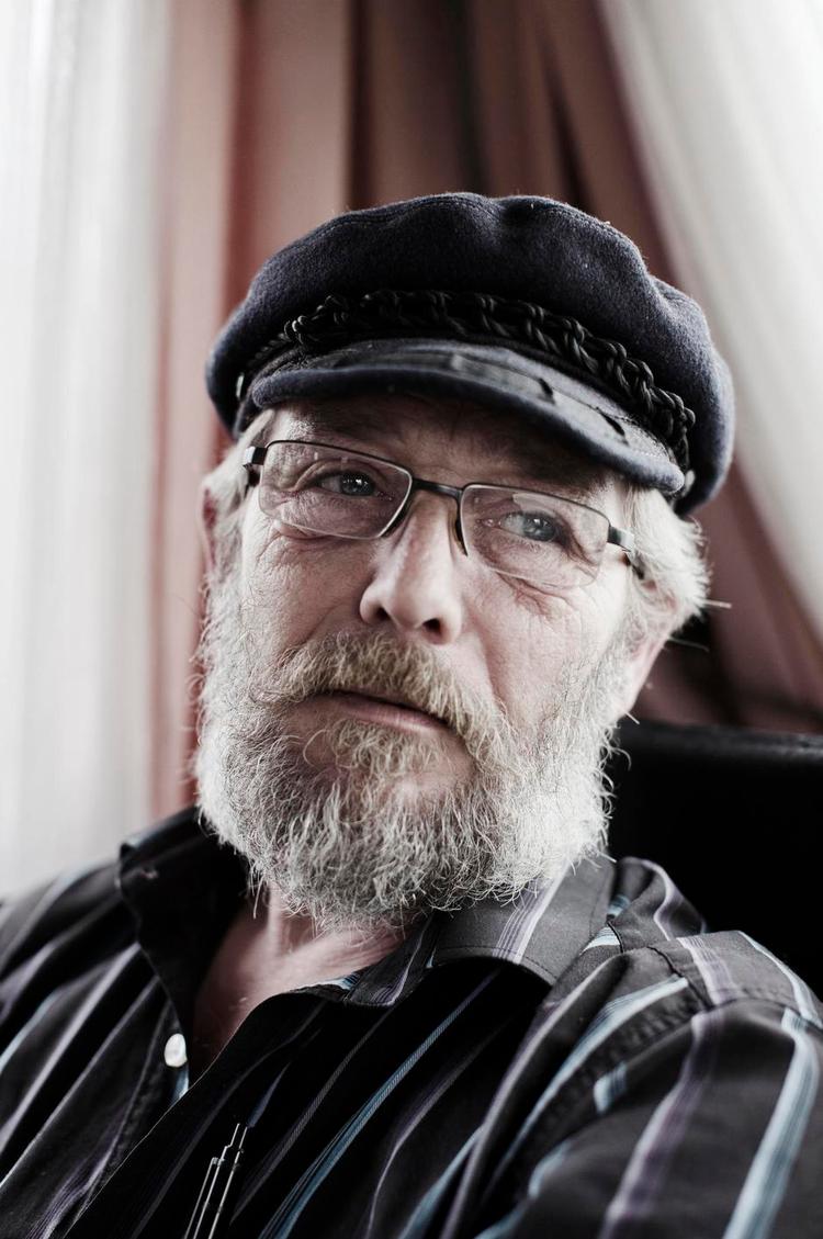Udenfor. I 2013 fik Flemming Bach tildelt en førtidspension grundet PTSD og epilepsi. Tidligere har han været skibskok, sæsonarbejder, skærsliber, vagabond og bodegaguitarist. 