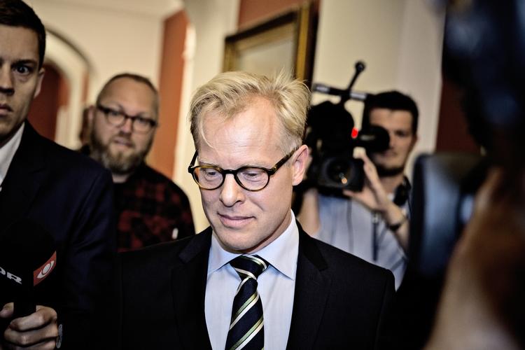 Forklaring. Forsvarsministeren Carl Holst vender på en tallerken og beskriver nu sin spindoktor og tidligere ansat i regionen, Christian Ingemann Nielsen, som sin assistent, da Holst var regionrådsformand. 