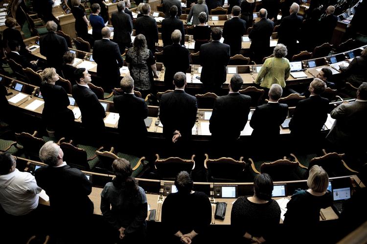 Folketinget. Folketingspolitikere tjener i dag omkring 660.000 kroner om året, mens ministre hæver mellem 1,17 millioner kroner og 1,46 millioner kroner om året. 