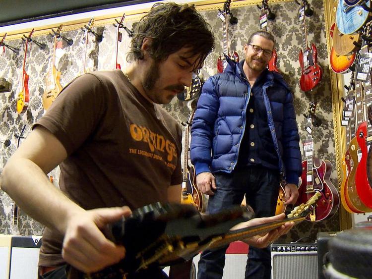 Røvkedeligt. Peter (til højre) får vurderet en Gibson guitar hos pantelåneren. 
