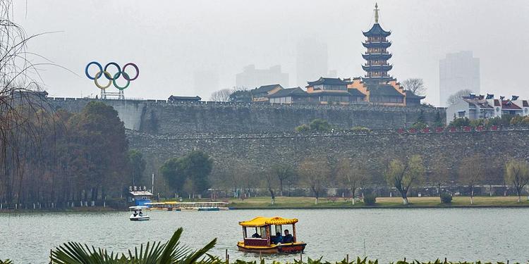 Klassisk. Jiming-templet i Nanjing kan dateres til 500 e.v.t. og er et helt klassisk tempel med hvælvede tage og store haller. 