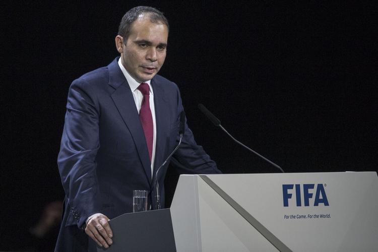 kandidat. Ali bin Al Hussein stiller op som præsidentkandidat for anden gang. Sidste år tabte han klart til Blatter. I år har han end ikke støtte fra sin egen konføderation i Asien. Her peger størstedelen af landene på Sheik Salman Al-Khalifa fra Bahrain. 