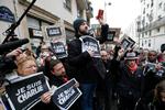 Mindehøjtidelighed. I morgen er det præcist et år siden, at atttentatet mod Charlie Hebdo fandt sted. Dagen efter angrebet deltog mange journalister i et minuts stilhed, mens de holdt pressekort frem foran avisens daværende lokaler. 