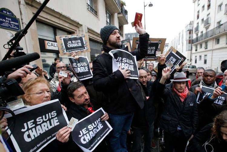 Mindehøjtidelighed. I morgen er det præcist et år siden, at atttentatet mod Charlie Hebdo fandt sted. Dagen efter angrebet deltog mange journalister i et minuts stilhed, mens de holdt pressekort frem foran avisens daværende lokaler. 