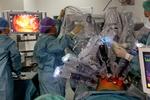 Robotkirurgi. Før operationen bliver patienten bedøvet og renset for bakterier. På billedet er kirurgerne Steen Carlsson og Mads Hvid Poulsen på Odense Universitetshospital ved at gøre de sidste forberedelser, inden Steen Carlsson på afstand skal operere Tim Andersen for hans prostatakræft. Operationen foregår ved hjælp af robottens kameraer, sakse og tænger, som er ført ind i patientens mave via robottens arme. 