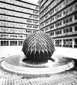 Hjerteskærende. William Mitchells ikoniske springvandsskulptur fra 1977 forsvandt efter den var sendt til opbevaring i forbindelse med ombygning. Den er aldrig fundet. 