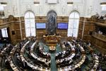 Løn. Der hersker uenighed i Folketinget om, hvorvidt politikernes løn skal sættes op til fordel for en lavere pension. Mens de ældre partier som Venstre og Socialdemokraterne er positive over for forslaget, er yngre partier som Dansk Folkeparti og Enhedslisten imod. 