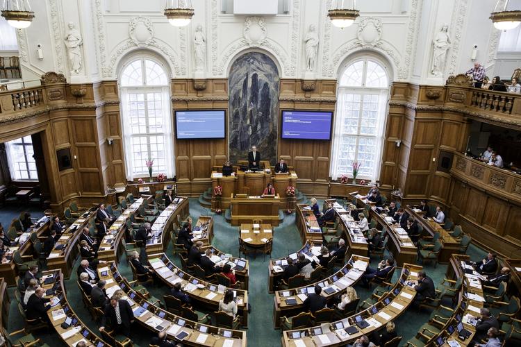 Løn. Der hersker uenighed i Folketinget om, hvorvidt politikernes løn skal sættes op til fordel for en lavere pension. Mens de ældre partier som Venstre og Socialdemokraterne er positive over for forslaget, er yngre partier som Dansk Folkeparti og Enhedslisten imod. 