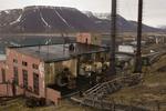 Pyramiden var engang en kulmineby på hovedøen Spitsbergen på den norske øgruppe Svalbard. Byen havde over 1.000 indbyggere, og det russiske statsselskab Trust Arktikugol drev kulminearbejdet, som det dog lukkede ned for i 1999. I dag står bygninger tomme og forfaldne tilbage. 