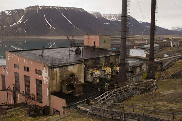 Pyramiden var engang en kulmineby på hovedøen Spitsbergen på den norske øgruppe Svalbard. Byen havde over 1.000 indbyggere, og det russiske statsselskab Trust Arktikugol drev kulminearbejdet, som det dog lukkede ned for i 1999. I dag står bygninger tomme og forfaldne tilbage. 