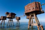 Store jernskeletter står tilbage som vidnesbyrd om en tid, hvor de bestred en ædel opgave: At beskytte England mod tyskerne under Anden Verdenskrig. Her fra Maunsell gun towers skulle tyske jagerfly og skibe skydes ned. De syv tårne blev bygget i 1943 og står 11 km ud for kysten ved Whitstable i Kent. I dag er det på tale, at de skal omdannes til luksushotel. 