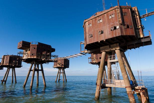 Store jernskeletter står tilbage som vidnesbyrd om en tid, hvor de bestred en ædel opgave: At beskytte England mod tyskerne under Anden Verdenskrig. Her fra Maunsell gun towers skulle tyske jagerfly og skibe skydes ned. De syv tårne blev bygget i 1943 og står 11 km ud for kysten ved Whitstable i Kent. I dag er det på tale, at de skal omdannes til luksushotel. 