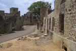 Landsbyen Oradour-sur-Glane i Frankrig gemmer på en tragisk historie, der udspillede sig den 10. juni 1944. Her dræbte tyske soldater stort set alle i landsbyen - kvinder, børn og mænd - cirka 650 i alt. Eftersigende skete det som hævn for den franske modstandsbevægelses aktiviteter. Mænd blev henrettet, huse sat i brand, og kvinder og børn spærret inde i kirken, der også brød i brand. I dag er der kune ruiner tilbage. 