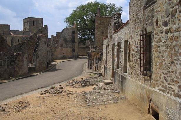 Landsbyen Oradour-sur-Glane i Frankrig gemmer på en tragisk historie, der udspillede sig den 10. juni 1944. Her dræbte tyske soldater stort set alle i landsbyen - kvinder, børn og mænd - cirka 650 i alt. Eftersigende skete det som hævn for den franske modstandsbevægelses aktiviteter. Mænd blev henrettet, huse sat i brand, og kvinder og børn spærret inde i kirken, der også brød i brand. I dag er der kune ruiner tilbage. 