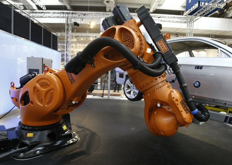 Udvikling. Den stigende brug af robotter og teknologi i produktionen stiller nye krav til uddannelse og arbejdsmarkedet i Danmark, mener professor i Økonomi. 