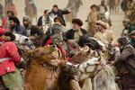 Afghanistan. Politiken-læser Tobias Stål er manden bag dette billede fra Buzkashi i Afghanistan. Han skriver om motivet: »Da min veninde fik arbejde i Afghanistan, tog jeg over og besøgte hende, og det blev en anderledes ferie. I Kabul er det vanskeligt at bevæge sig frit, men en dag tog vi til Panjshirdalen og ankom midt i en buzkashikamp. Spillerne bruger sovjetiske kampvognshjelme til beskyttelse i spillet, som Taliban forbød, men som nu kan ses igen i dele af landet«. FOTO: Tobias Stål 