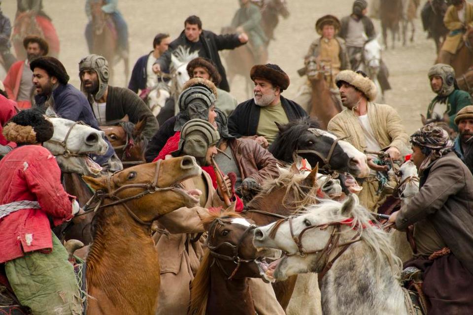 Afghanistan. Politiken-læser Tobias Stål er manden bag dette billede fra Buzkashi i Afghanistan. Han skriver om motivet: »Da min veninde fik arbejde i Afghanistan, tog jeg over og besøgte hende, og det blev en anderledes ferie. I Kabul er det vanskeligt at bevæge sig frit, men en dag tog vi til Panjshirdalen og ankom midt i en buzkashikamp. Spillerne bruger sovjetiske kampvognshjelme til beskyttelse i spillet, som Taliban forbød, men som nu kan ses igen i dele af landet«. FOTO: Tobias Stål 