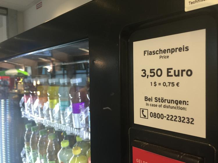 PRISHOP. EU ønsker, at en 0,5 liters flaske vand i lufthavnen skal koste 1 euro (7,50 kroner). I Berlins Tegel-lufthavnen er prisen mere end tre gange så høj 
