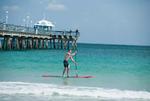 STRANDLIV. Stranden og havet er en af attraktionerne ved Fort Lauderdale. Rigtige surfere vil nok foretrække lidt større bølger end her. 
