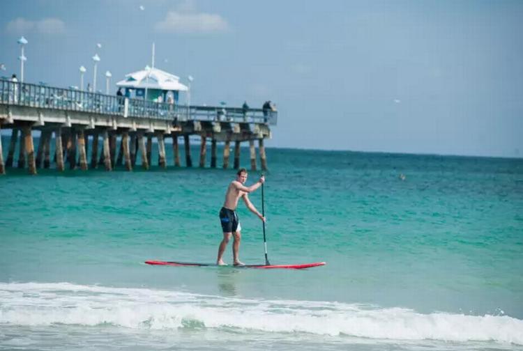 STRANDLIV. Stranden og havet er en af attraktionerne ved Fort Lauderdale. Rigtige surfere vil nok foretrække lidt større bølger end her. 