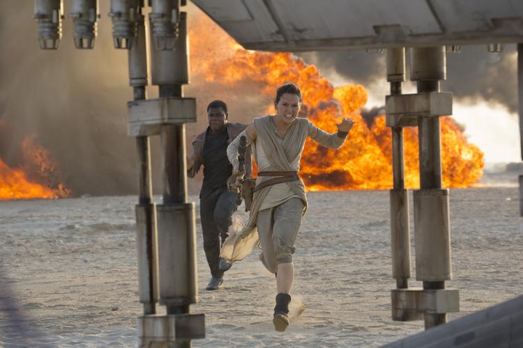 Karakteren Rey fra den nye Star Wars-film spiller en afgørende rolle i filmen. I legetøjsserien til filmen er hun derimod bekymrende fraværende, mener kritikere. 