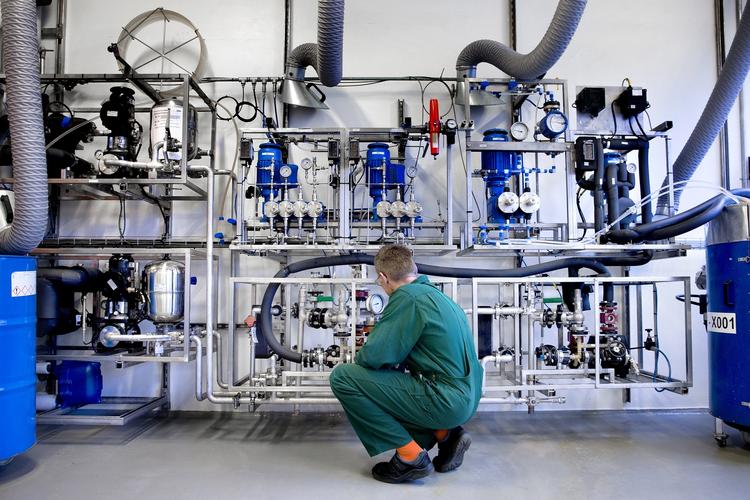 Medicin. Lundbecks nye robot skal producere antidepressiv medicin, og så hiver den produktionen fra Indien hjem til Lumsås. 